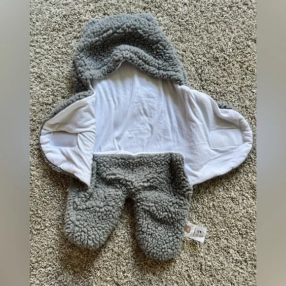 NWOTCozy Gray and White Baby Bunting Set 0-6M - Picture 4 of 4